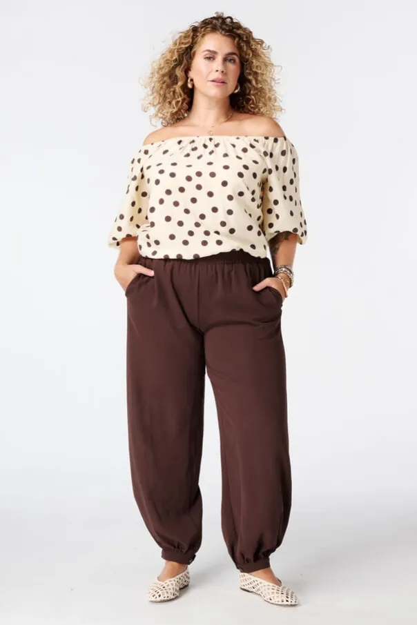 Blouse à pois épaules dénudées