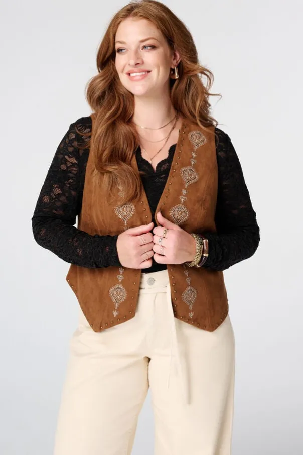 Gilet avec broderies et clous