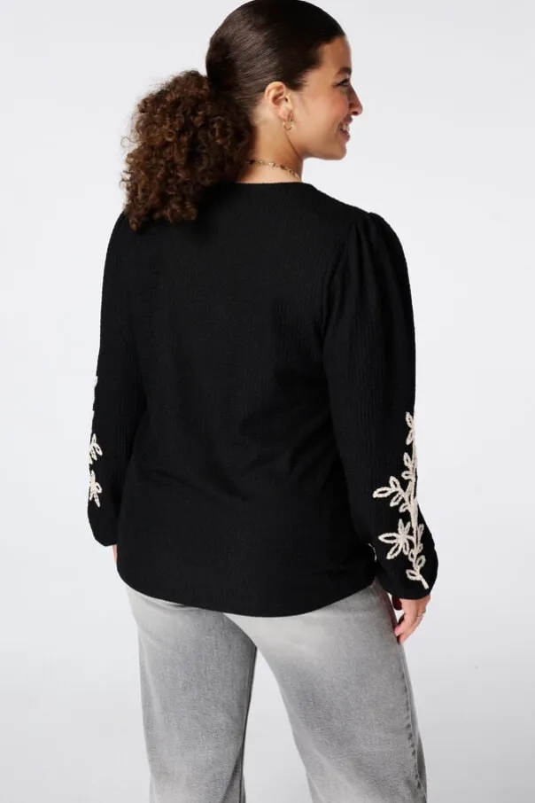 Haut avec broderie
