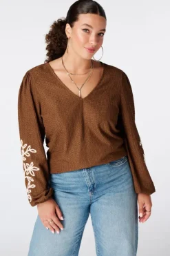 Haut avec broderie