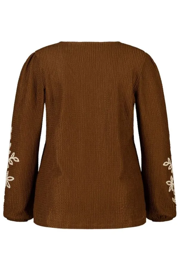 Haut avec broderie