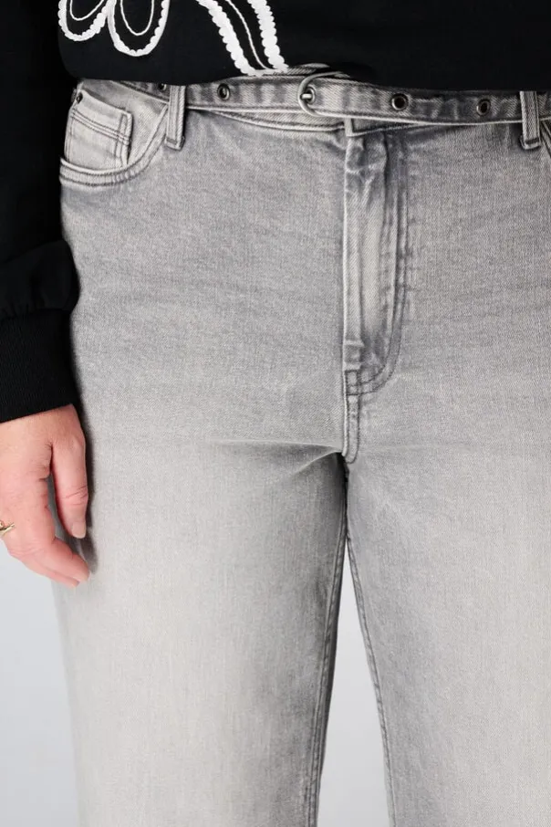Jean à jambes évasées avec ceinture