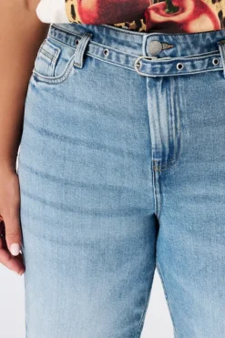 Jean à jambes évasées avec ceinture