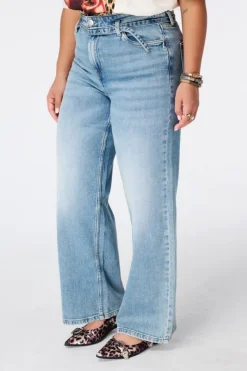 Jean à jambes évasées avec ceinture