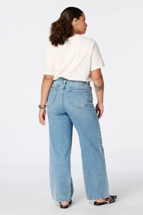 Jean à jambes évasées avec ceinture