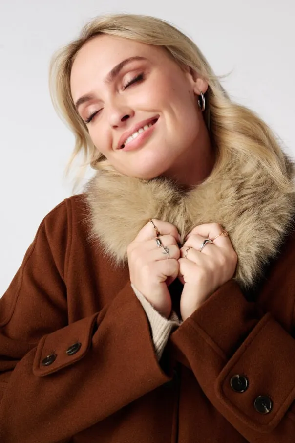 Manteau avec col en fausse fourrure