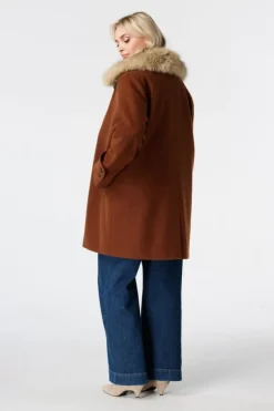Manteau avec col en fausse fourrure