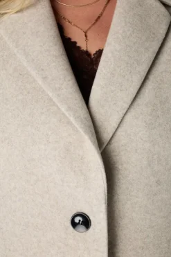 Manteau court à boutons