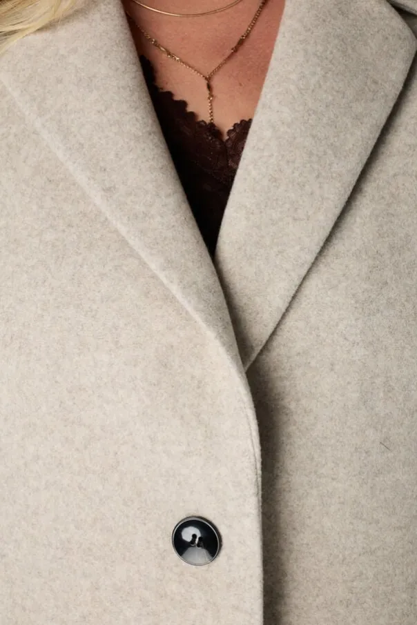 Manteau court à boutons