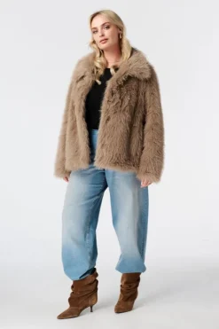 Manteau en fausse fourrure