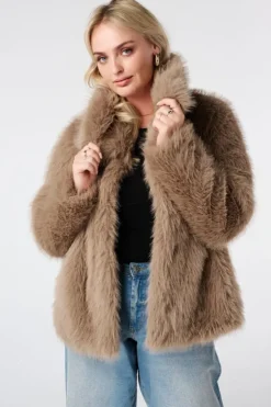 Manteau en fausse fourrure