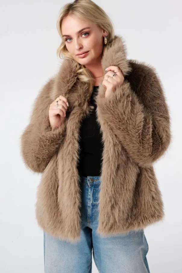 Manteau en fausse fourrure
