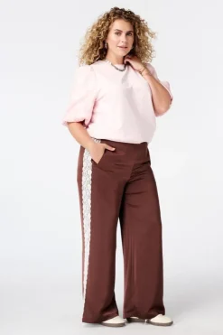 Pantalon avec détails en dentelle sur les côtés