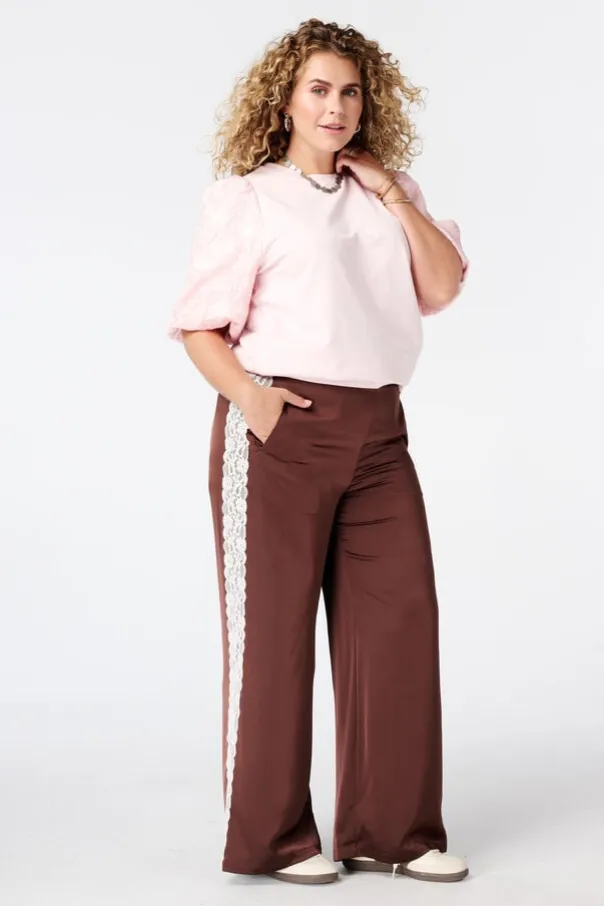 Pantalon avec détails en dentelle sur les côtés
