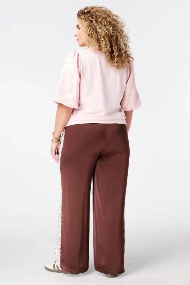 Pantalon avec détails en dentelle sur les côtés