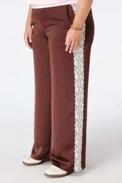 Pantalon avec détails en dentelle sur les côtés