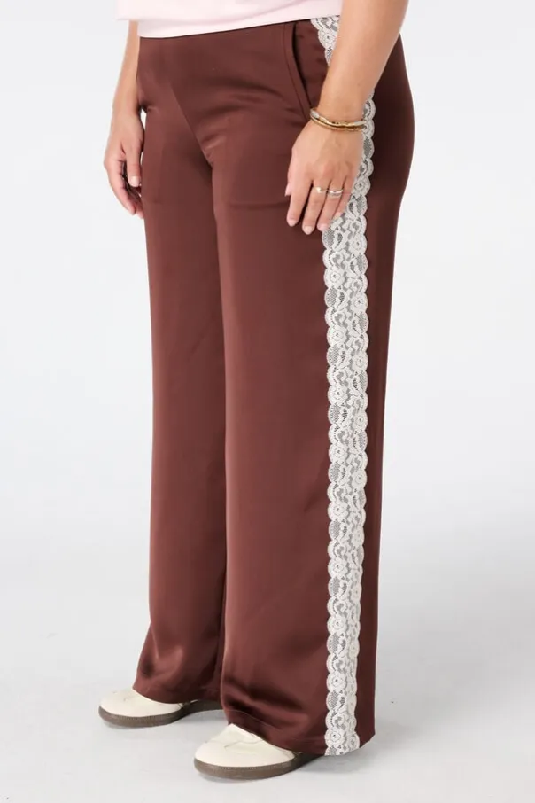 Pantalon avec détails en dentelle sur les côtés