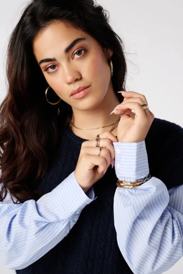 Pull avec manches de blouse contrastantes