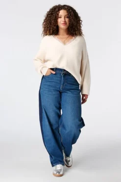 Pull à col en V avec dentelle
