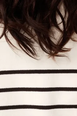 Pull rayé à col en V