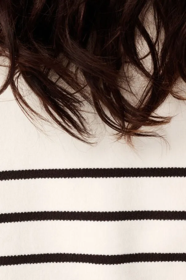 Pull rayé à col en V