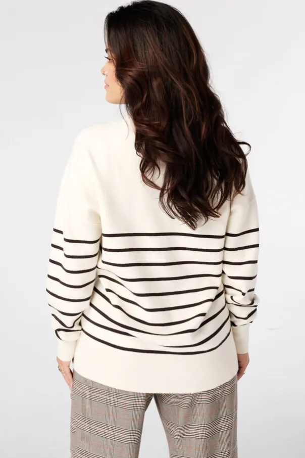 Pull rayé à col en V