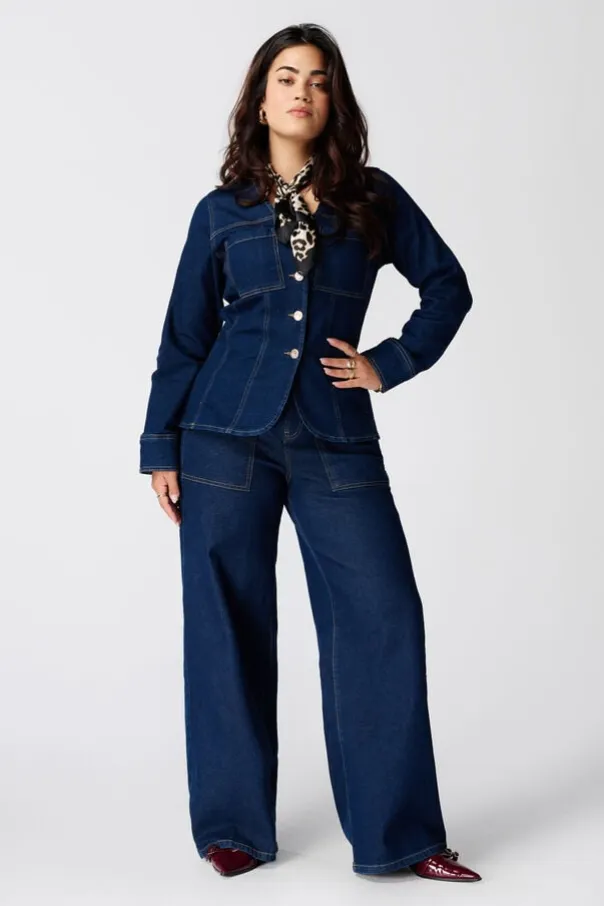 Wide leg jean avec boutons décoratifs